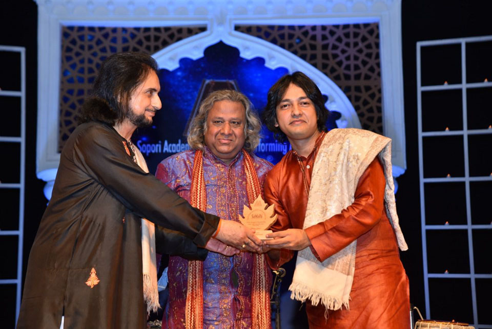 Suraj Nirwan Felicitated by eminent Santoor Legend Late Pt Bhajan Sopori after a concert in Delhi